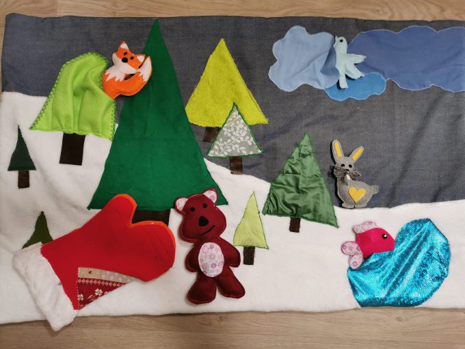 Sept assistantes maternelles de la Maison de la Petite Enfance fabriquent un “Raconte-tapis”